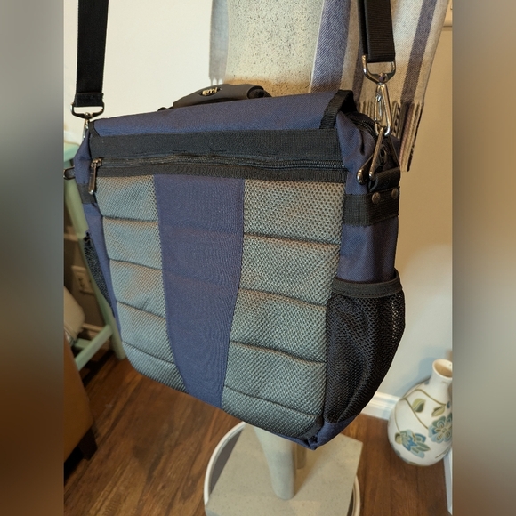 NHL Toronto Maple Leaf convertible backpack Messenger Bag - Picture 6 of 14